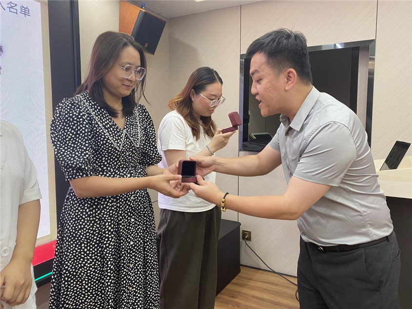 赢多多集团纪念品揭晓仪式